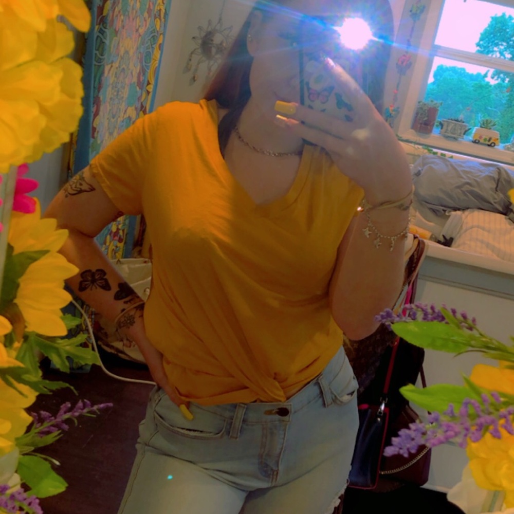 V-neck yellow t-shirt ✨